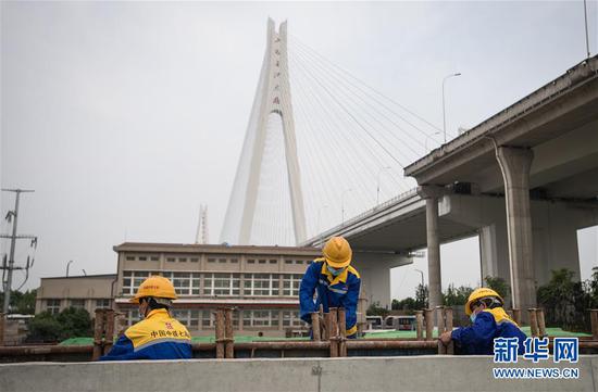  4月30日，來自中鐵七局的建設(shè)者在武漢武九北綜合管廊工程施工現(xiàn)場作業(yè)。新華社記者 肖藝九 攝